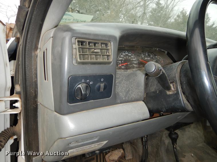 image for item J5572 2002 Ford F250 Super Duty XL pickup truck