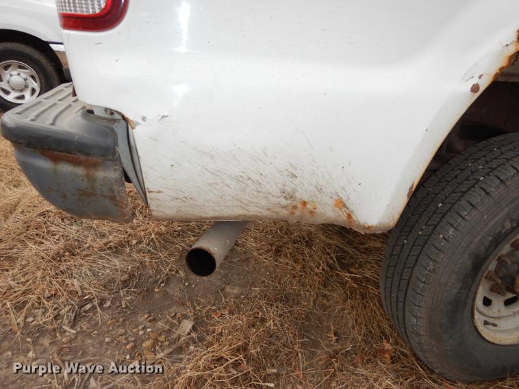 image for item J5572 2002 Ford F250 Super Duty XL pickup truck