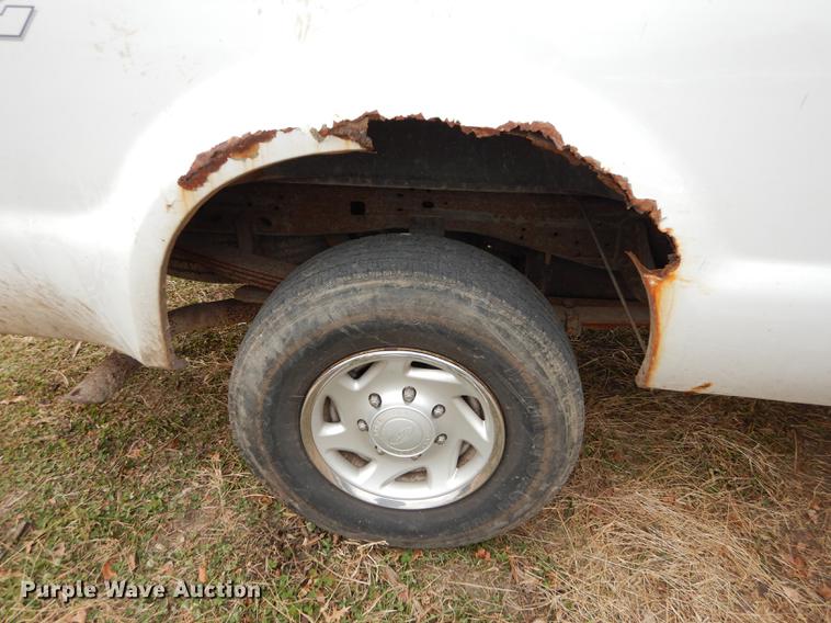 image for item J5573 2003 Ford F250 Super Duty XL SuperCab pickup truck