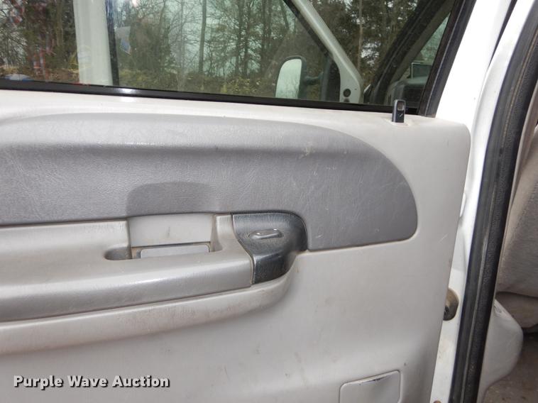 image for item J5574 2000 Ford F250 Super Duty XLT Crew Cab pickup truck