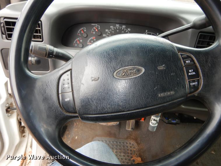 image for item J5574 2000 Ford F250 Super Duty XLT Crew Cab pickup truck