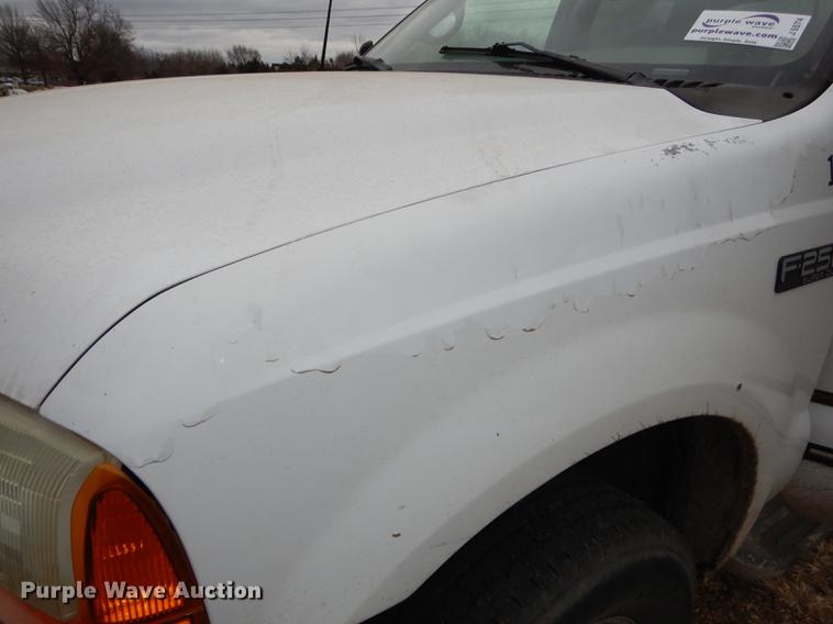 image for item J5574 2000 Ford F250 Super Duty XLT Crew Cab pickup truck