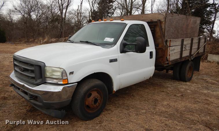 image for item J5627 2002 Ford F350 Super Duty XL flatbed pickup truck