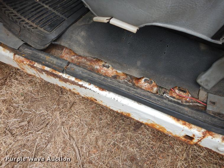 image for item J5627 2002 Ford F350 Super Duty XL flatbed pickup truck