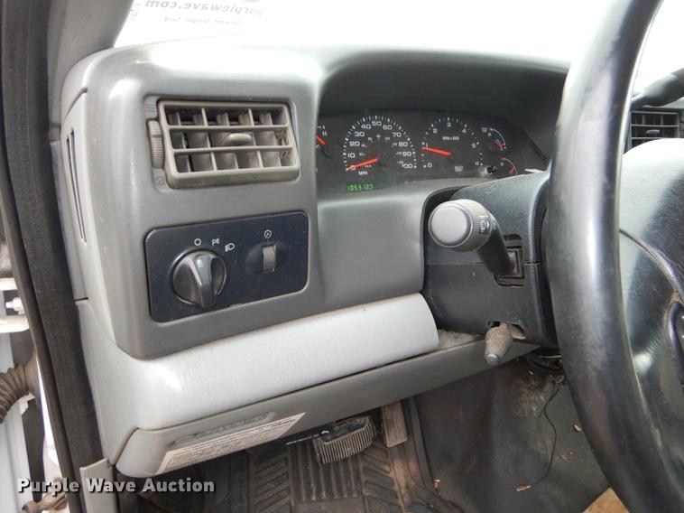 image for item J5627 2002 Ford F350 Super Duty XL flatbed pickup truck