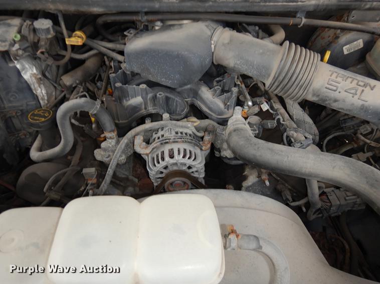 image for item J5627 2002 Ford F350 Super Duty XL flatbed pickup truck