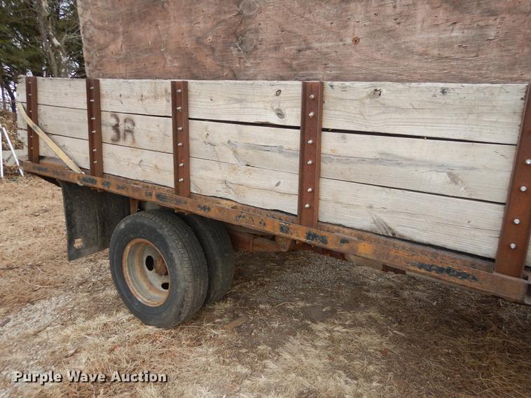 image for item J5627 2002 Ford F350 Super Duty XL flatbed pickup truck