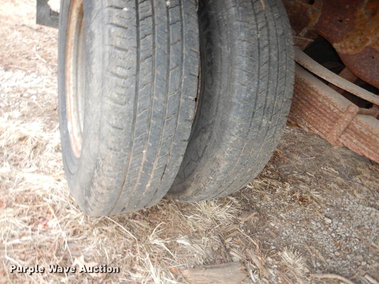 image for item J5627 2002 Ford F350 Super Duty XL flatbed pickup truck