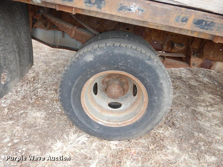 image for item J5627 2002 Ford F350 Super Duty XL flatbed pickup truck