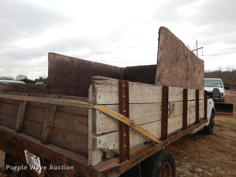 image for item J5627 2002 Ford F350 Super Duty XL flatbed pickup truck