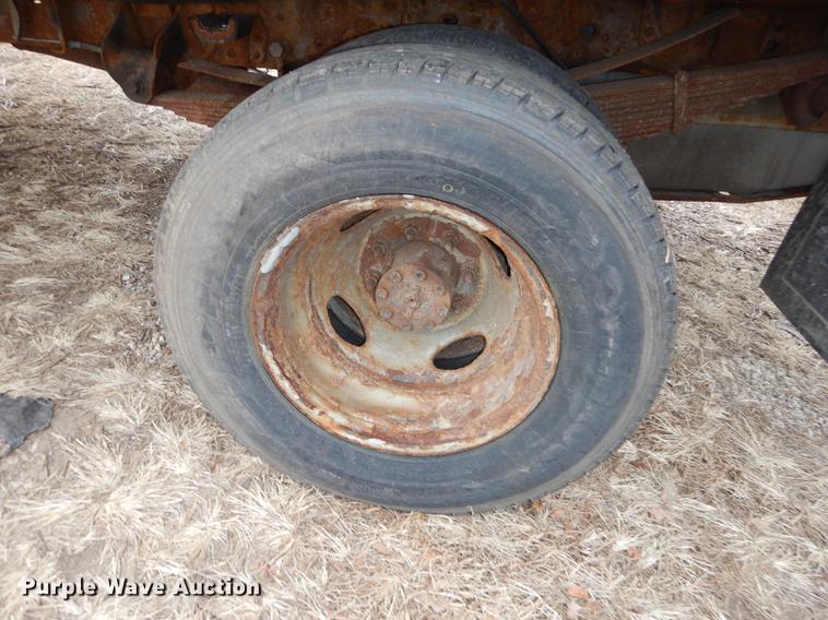 image for item J5627 2002 Ford F350 Super Duty XL flatbed pickup truck