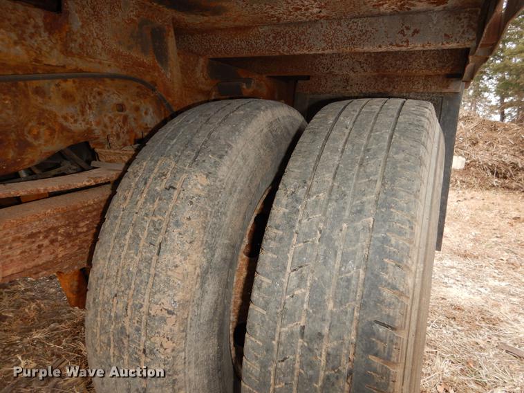 image for item J5627 2002 Ford F350 Super Duty XL flatbed pickup truck