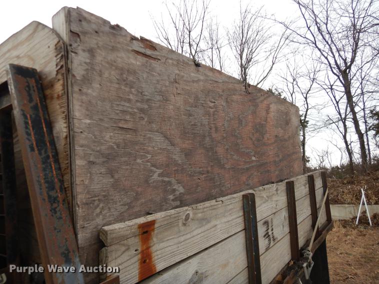 image for item J5627 2002 Ford F350 Super Duty XL flatbed pickup truck