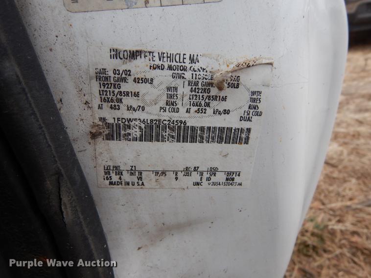 image for item J5627 2002 Ford F350 Super Duty XL flatbed pickup truck