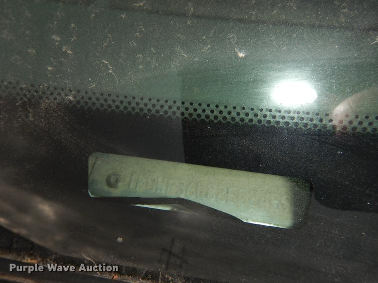 image for item J5627 2002 Ford F350 Super Duty XL flatbed pickup truck