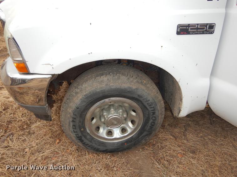 image for item J5628 2004 Ford F250 Super Duty XL SuperCab pickup truck