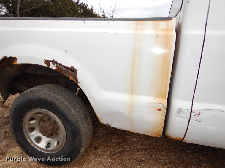 image for item J5628 2004 Ford F250 Super Duty XL SuperCab pickup truck