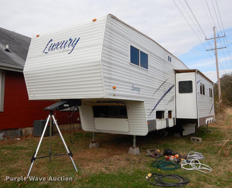 image for item J5632 2009 Luxury FW camper