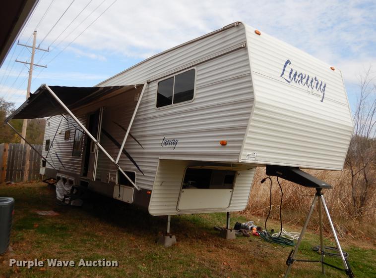 image for item J5632 2009 Luxury FW camper