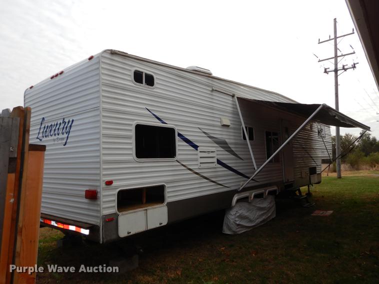 image for item J5632 2009 Luxury FW camper