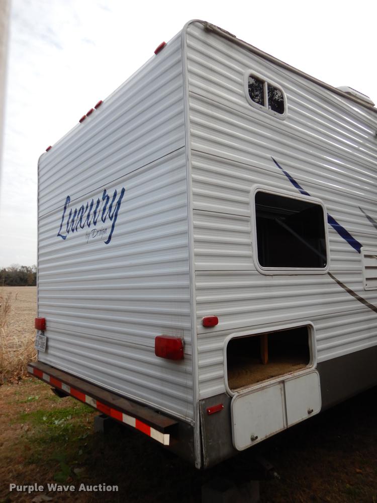 image for item J5632 2009 Luxury FW camper