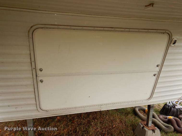 image for item J5632 2009 Luxury FW camper