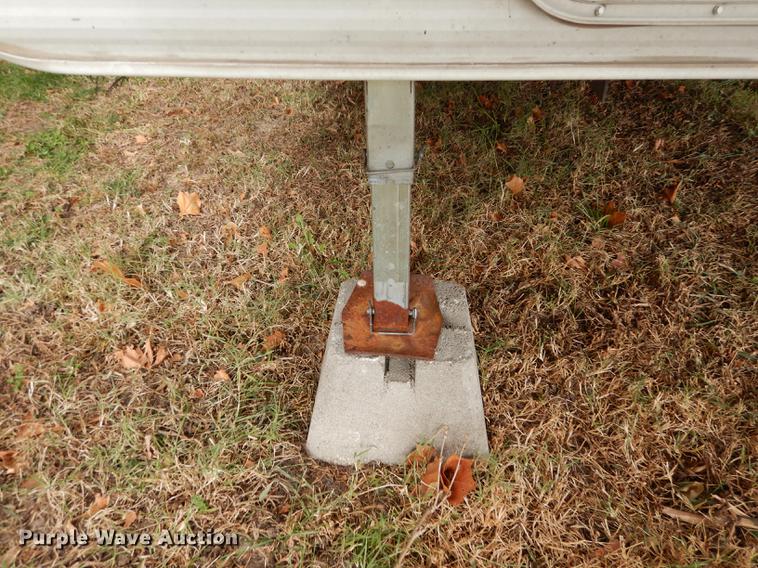 image for item J5632 2009 Luxury FW camper