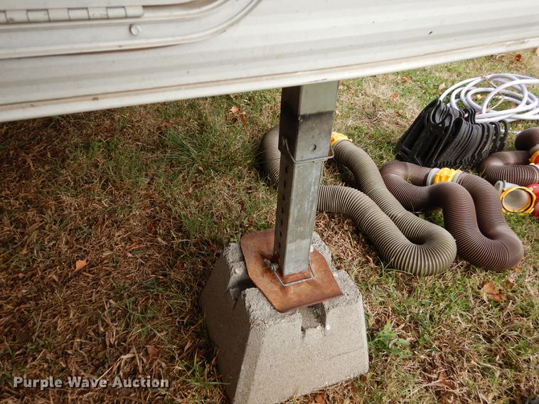 image for item J5632 2009 Luxury FW camper