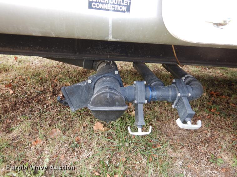 image for item J5632 2009 Luxury FW camper