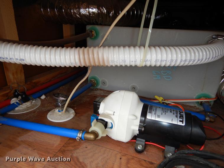 image for item J5632 2009 Luxury FW camper