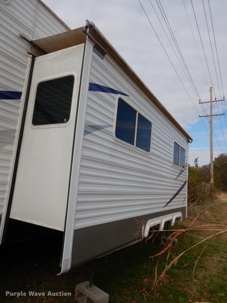 image for item J5632 2009 Luxury FW camper