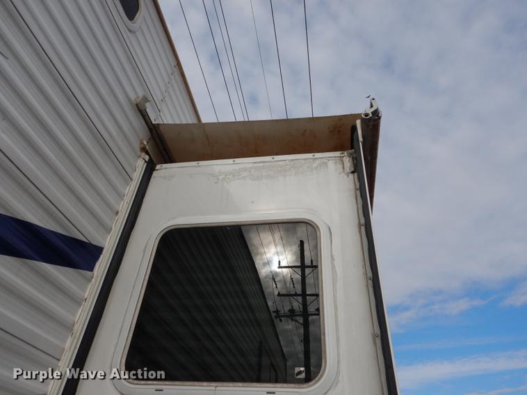 image for item J5632 2009 Luxury FW camper