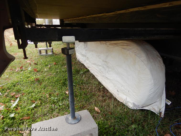 image for item J5632 2009 Luxury FW camper