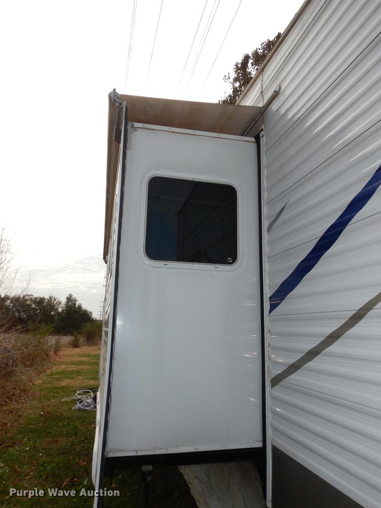 image for item J5632 2009 Luxury FW camper