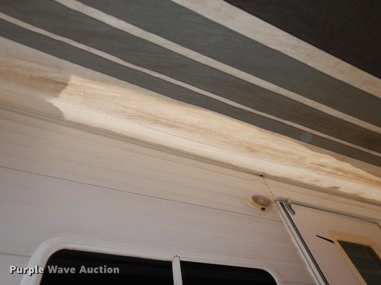 image for item J5632 2009 Luxury FW camper