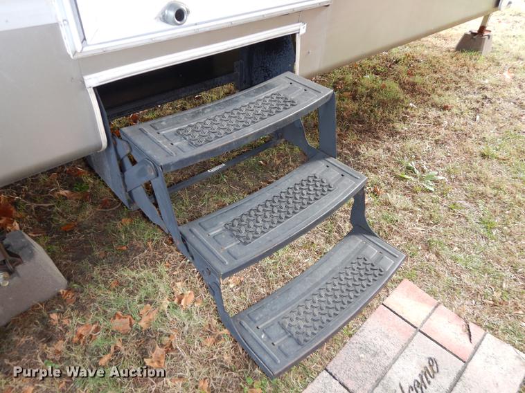 image for item J5632 2009 Luxury FW camper