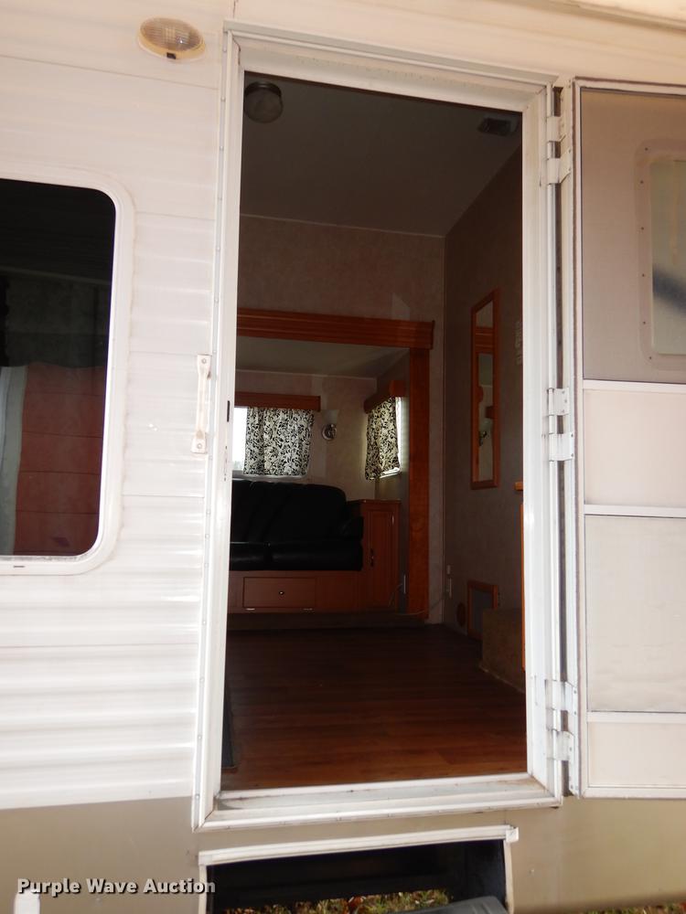 image for item J5632 2009 Luxury FW camper