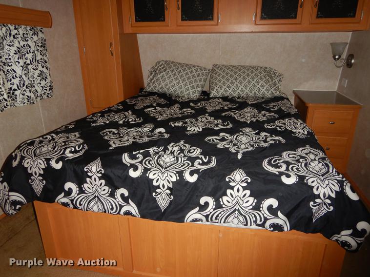 image for item J5632 2009 Luxury FW camper