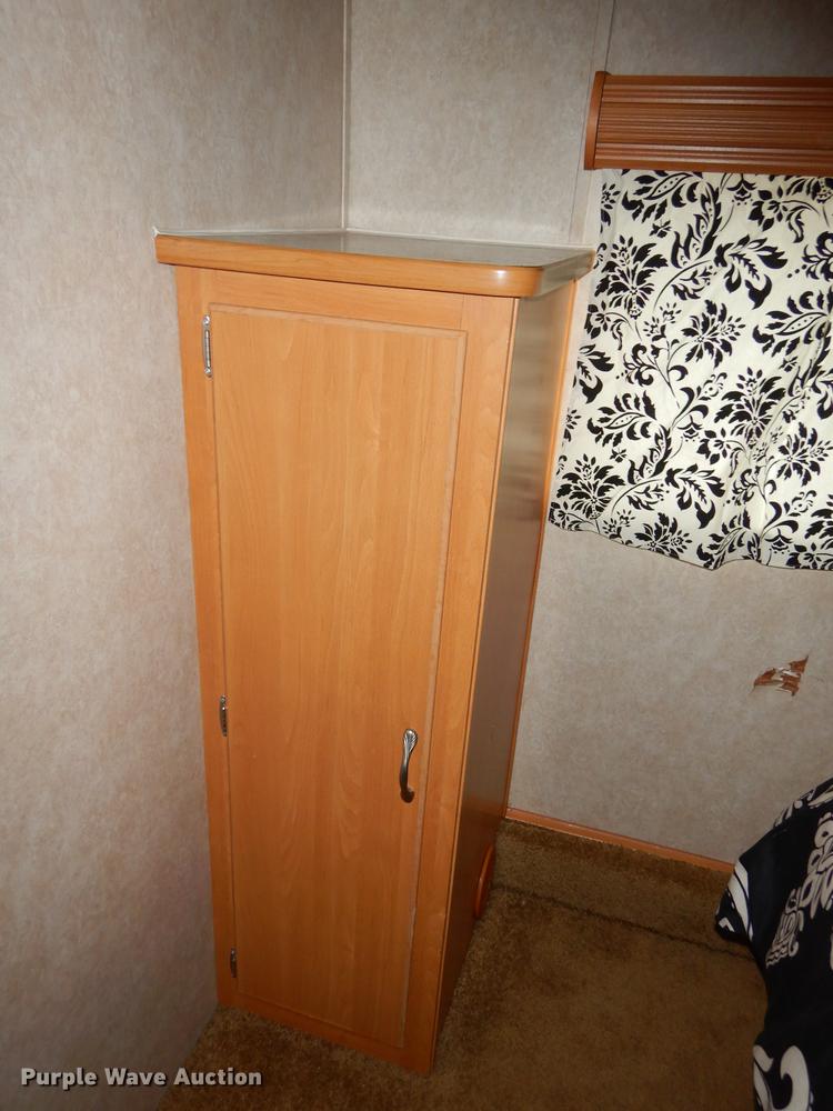 image for item J5632 2009 Luxury FW camper