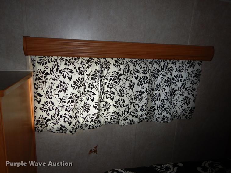 image for item J5632 2009 Luxury FW camper