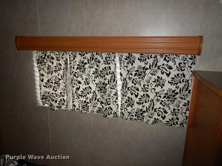 image for item J5632 2009 Luxury FW camper