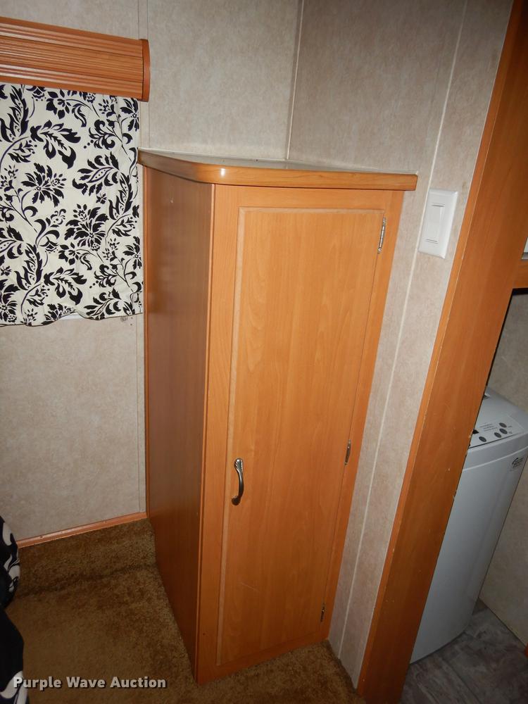 image for item J5632 2009 Luxury FW camper