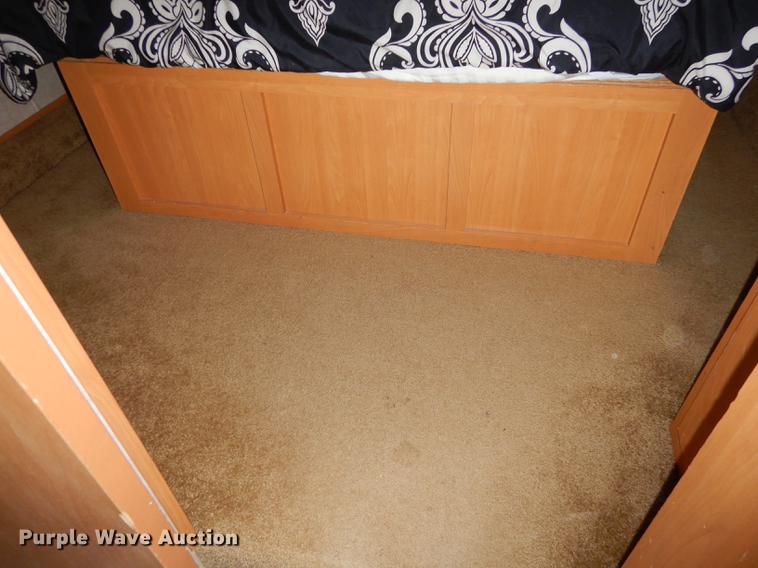 image for item J5632 2009 Luxury FW camper