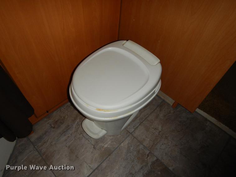 image for item J5632 2009 Luxury FW camper