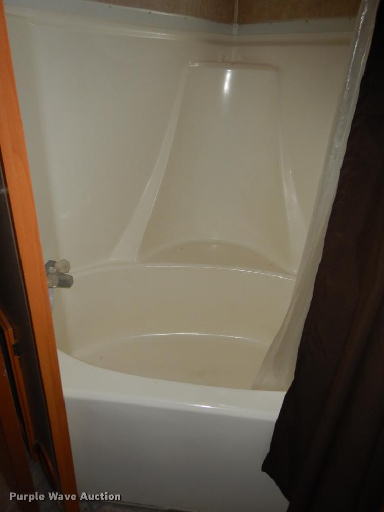 image for item J5632 2009 Luxury FW camper