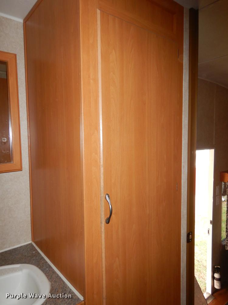 image for item J5632 2009 Luxury FW camper