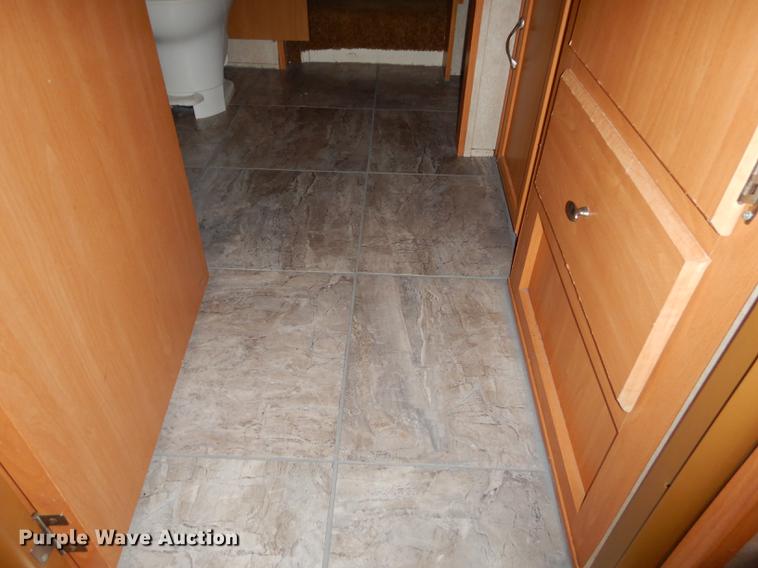 image for item J5632 2009 Luxury FW camper