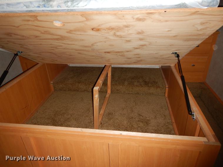 image for item J5632 2009 Luxury FW camper