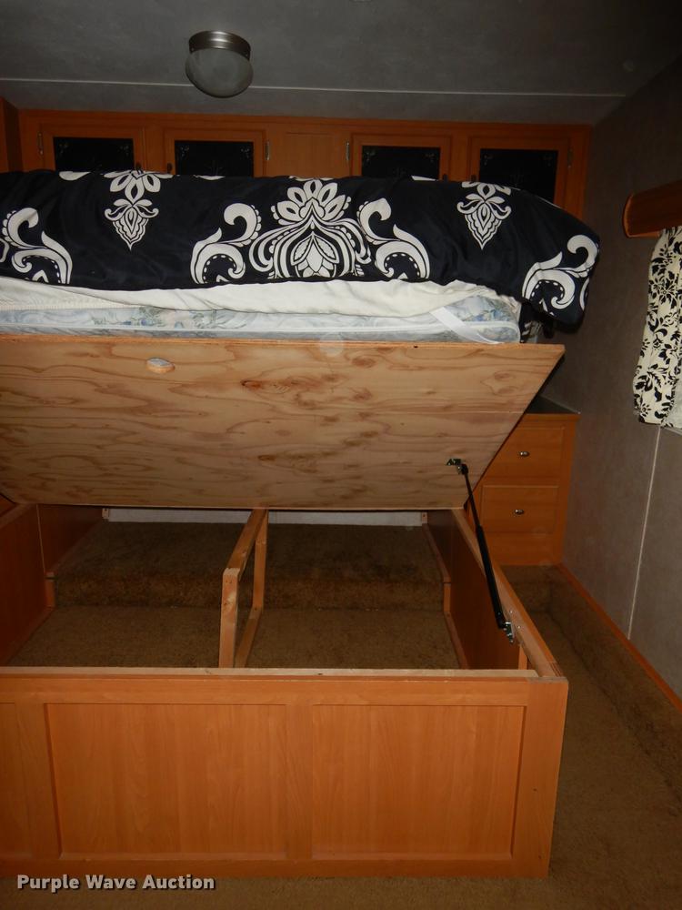 image for item J5632 2009 Luxury FW camper