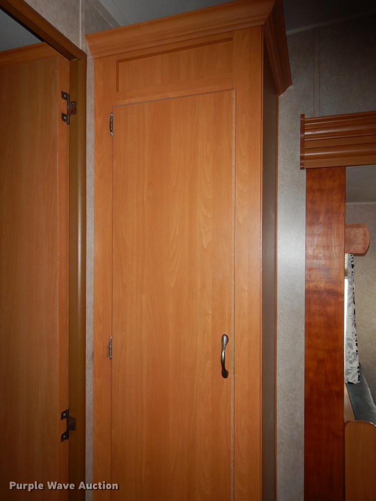 image for item J5632 2009 Luxury FW camper